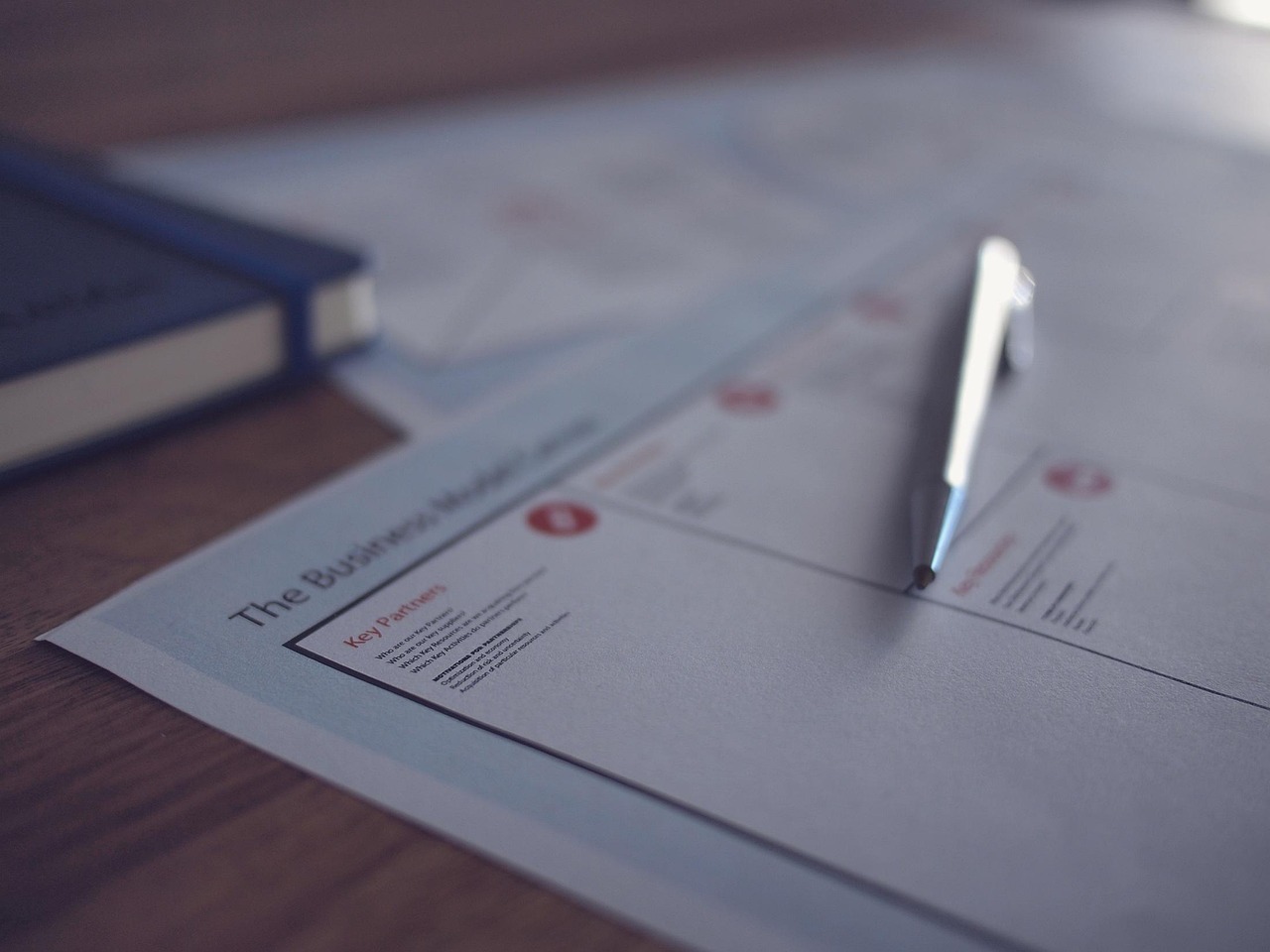 Rekruter sprawdzający CV pracownika produkcji i zaznaczający błędy w dokumencie.