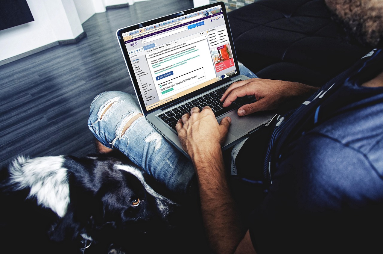 Kandydat sprawdzający skrzynkę w oczekiwaniu na odpowiedź po rozmowie.