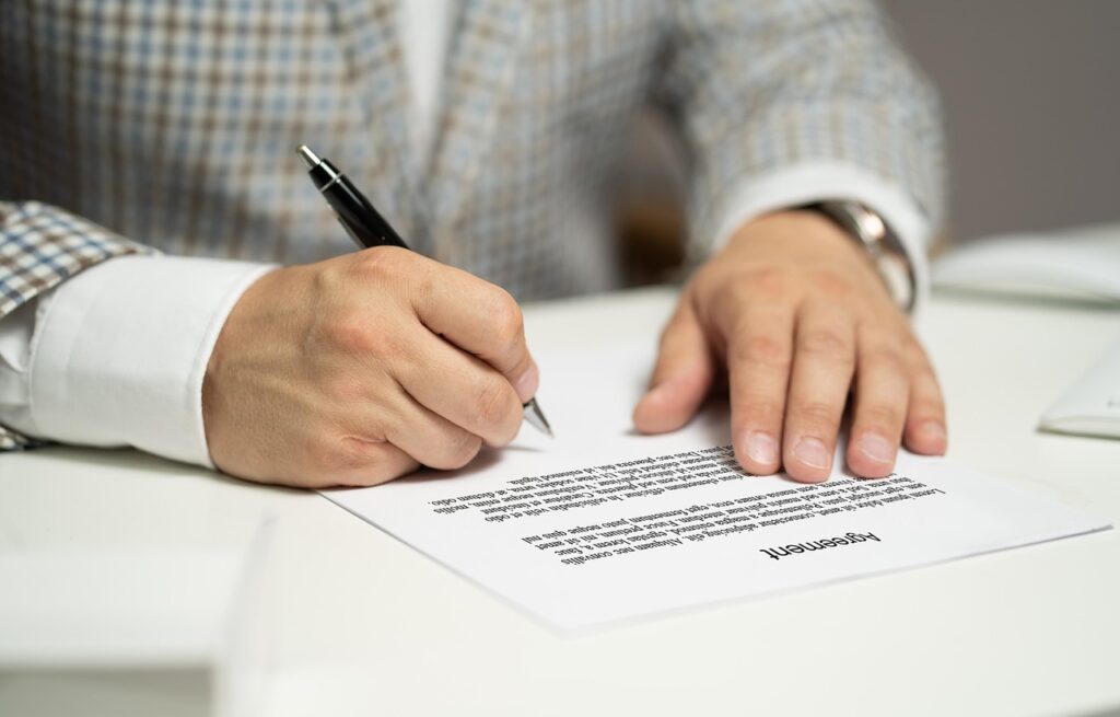Podpisywanie umowy o pracę po ustaleniu warunków wynagrodzenia.