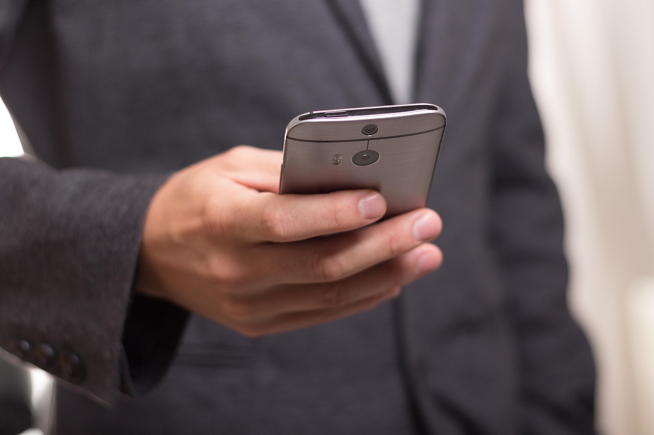 Kandydat odbierający telefon od rekrutera i notujący warunki oferty pracy.