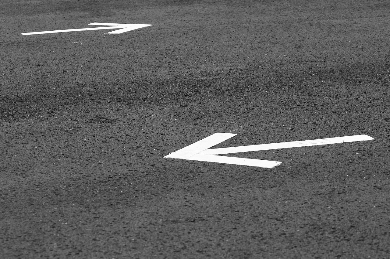 Wybór kierunku — porównanie dwóch ofert pracy przed decyzją.