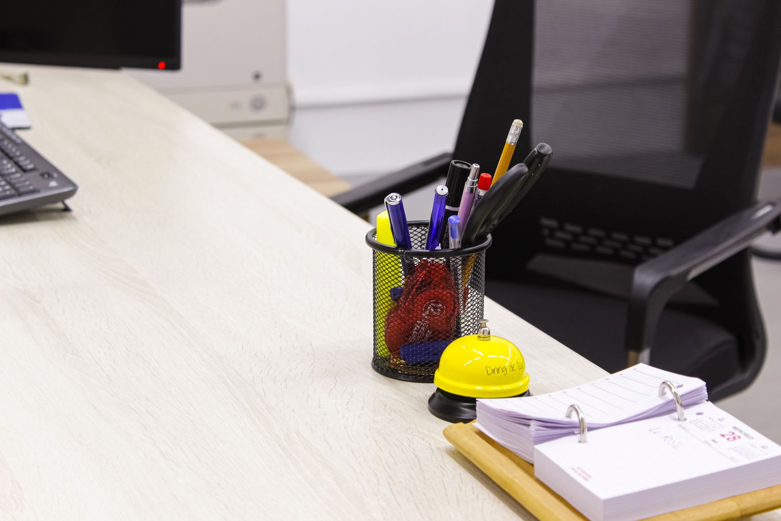 Kandydat analizujący listę wymagań zawartych w ogłoszeniu o pracę.