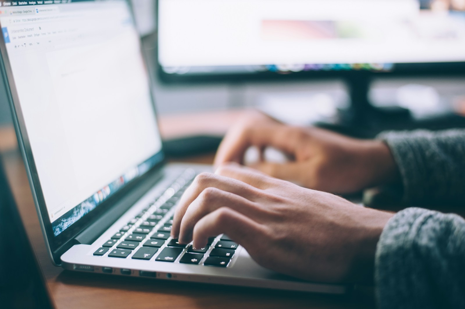 Osoba sprawdza oferty pracy na laptopie przed zmianą zatrudnienia.